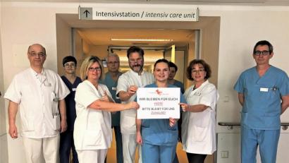 Bild: Marie Ehras, St.-Anna-Krankenhaus
„Wir bleiben für euch hier! Bitte bleibt für uns zu Hause, so lautet die klare Bitte des Klinikpersonals, darunter auch Hygienebeauftragter Dr. Thomas Rauner (links), Ärztlicher Direktor Dr. Klaus Nester (Fünfter von links) sowie Intensiv-Pflegeleiter Stefan Kreuzer (rechts), an die Bevölkerung.
