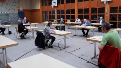 Bild: bsc
Der Gemeinderat tagt wegen der Coronakrise in der Sporthalle.