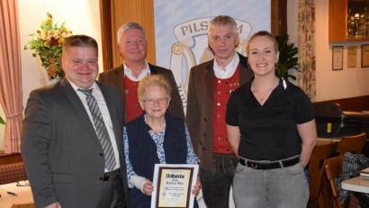 Bild: bö
Die Hohenburgerin Karolina Wein (Bildmitte) ist schon seit 35 Jahren ein treues Mitglied der Jurablaskapelle Pilsheim. Dazu gratulierten Bürgermeister Thomas Gesche sowie der Vorstand mit Reinhold Auer (stellvertretender Vorsitzender), Josef Auer (Vorsitzender) und Tamara Weigert (stellvertretende Vorsitzende, von links).