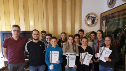 Bild: jr
Die Sieger des Shooty-Cup der Schüler des Stiftlandgau, der auf der Schießanlage von Tell Hundsbach ausgetragen wurde. Die drei besten Teams haben sich für den Shooty-Cup auf Bezirksebene qualifiziert. Mit im Bild (von links) Gaujugendsprecher Martin Riedl und Gaujugendleiter Manuel Ernst, sowie Gaujugendvorstandsmitglied Maria Prockl (2. von rechts).