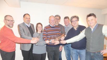 Bild: rn
Vorstand und Aufsichtsrat der Bürger-Energiegenossenschaft begießen ein "freudiges Ereignis".