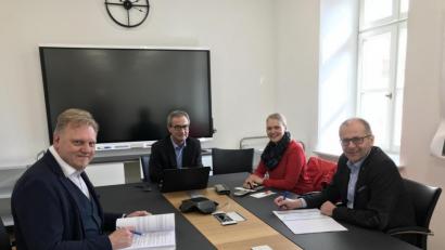 Bild: tef
Geschäftsstellenleiter Reinhard Herr (von links), Bürgermeister Werner Nick, LEBENplus-Quartiersmanagerin Stefanie Baier und Kämmerer Roman Schäffler.