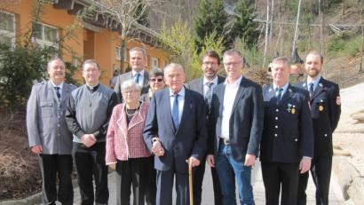Bild: fg
Gratulationscour zum 95. Geburtstag (von links): Kriegervereins-Vorsitzender Peter Dotzler, Pfarrvikar Christian Preitschaft, Ehefrau Margarete (Meta), Sohn Herbert, Tochter Gerda, der Jubilar Michael Biehler, Sohn Sepp, Bürgermeister Hermann Falk, Feuerwehr-Vorsitzender Peter Hofmann und dessen Stellvertreter Markus Stauber.