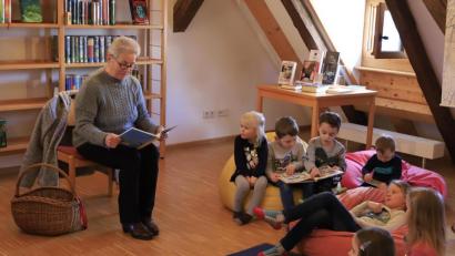 Bild: Kurt Stangl/exb
Margit Hohl faszinierte die Kinder in der Pfreimder Stadtbücherei mit einem weiteren Abenteuer der „wilden Rabauken“.
