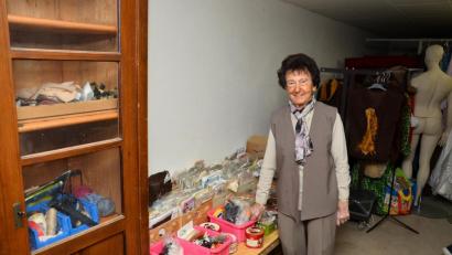 Bild: fjo
Schnittmuster, Knöpfe in einer beinahe unüberschaubaren Vielfalt und Garne in tausenderlei Farben stellt Christel Schmidt dem Waidhauser Kostümfundus für die notwendigen Ausbesserungsarbeiten zur Verfügung.