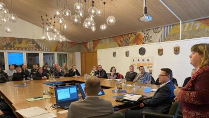 Bild: Eichl
Bettina Witt vom Amt für Ländliche Entwicklung (rechts) erläutert den Haus- und Grundbesitzern aus Schlattein und Kalmreuth, was im Rahmen der Dorferneuerung gefördert wird und was nicht.