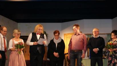 Bild: exb
Eine besondere Ehrung gab es kürzlich für Monika Bartsch (Mitte) nach einer Aufführung des Pechlattenfixner Dorftheaters. Mit im Bild (von links) Gerhard Rosenberger, Heike Brandner, stellvertretender VBAT-Landesspielleiter und -Bezirksvorsitzender Guido Rind sowie (von rechts) Angelika Protschky, Pechlattenfxner-Spielleiter Anton Krisch und Vorsitzender Thomas Flügel.