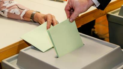 Bild: Hösamer
Um die grünen Stimmzettel geht's: Der ÖDP fehlen 28 Einzelstimmen, um der SPD einen Sitz abzuluchsen.