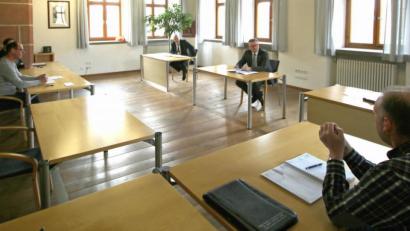 Bild: exb
Distanz auch beim Krisenstab mit (von links) Kerstin König, Roland Maul, Harald Mizler, Bürgermeister Michael Göth, Rosalia Wendl und Erwin Thurner.