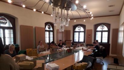 Bild: exb
Im Sitzungssaal des Rathauses verschicken Corinna Lang (von links), Maike Marx, Sandras Trautner, KIta-Leiterin Katharina Pfistermeister, Erika Prün und Stefanie Kargus zusammen mit weiteren Kolleginnen der Kita St. Joseph die Briefwahlunterlagen für die Stichwahl.