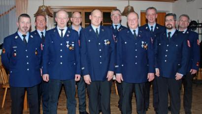 Bild: wee
Bei der Dienstversammlung der Feuerwehr Saltendorf erhielten Roland Hösl, Gerhard Schloßer und Josef Meier die staatliche Auszeichnung für 25 bzw. 40 Jahre aktiven Dienst überreicht.