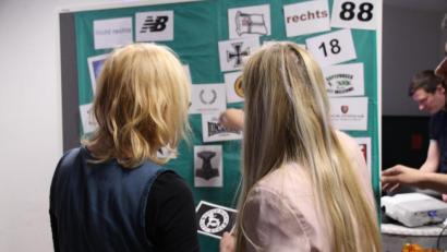 Bild: kmo
Die Teilnehmer des Workshops "Erlebniswelt der extremen Rechten" lernen, welche Irrtümer es bei der Symbolik häufig gibt.