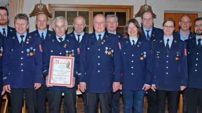 Bild: wee
Im Rahmen der Jahreshauptversammlung ernannte die Feuerwehr Saltendorf Jakob Mutzbauer (im Bild, mit Urkunde) zum Ehrenmitglied und ehrte außerdem verdiente Mitglieder für 25, 40, 50, 60 oder 70 Jahre Treue und Engagement.