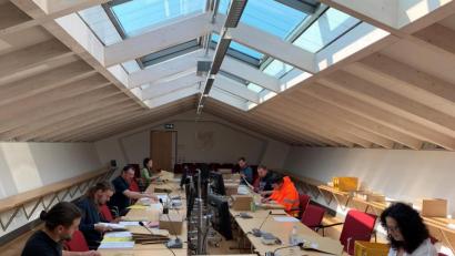 Bild: exb/Dehling
Mitarbeiter des Rathauses tüten im Sitzungssaal des Rathauses und in zahlreichen Büros die rund 23200 Briefwahlunterlagen für die Stichwahl am 29. März ein. Natürlich mit dem gebotenen Abstand zueinander.