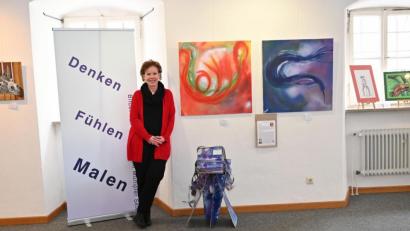 Bild: Silke Winkler
Im Leben ist die Krankheit ein großes Thema - in der Kunst hingegen kaum präsent. Seit 13 Jahren kuratiert Susanne Kempf die Ausstellung "Denken, Fühlen, Malen", bei der es trotz unheilbarer Krankheit auch humorvoll zugehen kann.