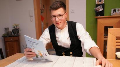Bild: fvo
Der Spielberger Zimmererlehrling Johannes Weiß wird am 15. März volljährig und geht das erste Mal zur Wahl. Er studiert im Vorfeld am heimischen Tisch das Wahl-Hilfe-Heft und die Kandidaten der Markt- und Kreistagswahl.