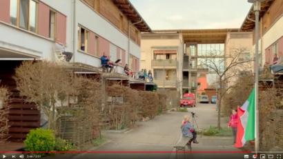 Bild: youtube.de/bambergtw
Die Bewohner einer Reihenhaussiedlung in Bamberg singen für Italiener. die von der Coronakrise besonders betroffen sind. "Bella CIao" klingt es von den Balkonen.