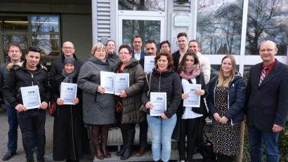 Bild: usc
Die Basis für rasche Integration ins Berufs- und Gesellschaftsleben ihres Gastlandes legten die zugezogenen Männer und Frauen im Kurs „Fokus – Beruf und Arbeit“ am Sprach- und Berufsbildungszentrum ISE. Zur erfolgreichen Teilnahme gratulierten die Vertreter des Jobcenters, Rainer Liermann (links hinten) und Ralf Doschat (vorne rechts), sowie die ISE-Lehrkräfte.