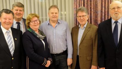 Bild: wlr
Der Ortsclub-Vorstand des ADAC um Gerhard Haubner (rechts) und Karl Seiler (Zweiter von rechts) freut sich über die Bereitschaft von Rainer Roll (Mitte), den Schriftführerposten zu übernehmen.