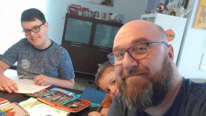 Bild: Michael Sandner (exb)
Marketing-Manager Michael Sandner (rechts) arbeitet mit seinen beiden Kindern Paul und Anton (von links) im Homeoffice. Konkret heißt das: Alle befolgen Regeln, denn sie sitzen an einem Tisch.