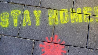 Bild: Sven Hoppe/dpa
Ein Graffiti bestehend aus dem Text "Stay Home" und einer symbolischen Virusdarstellung.