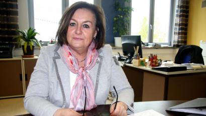 Bild: wro
Die Vorsitzende der Mitterteicher Tafel, Nicole Fürst (Bild), bedauert, dass die soziale Einrichtung vorübergehend geschlossen werden musste. Die Fuchsmühlerin freut sich aber über die spontane Bereitschaft des BRK, die Warenlieferungen während der Krisentage zu übernehmen.