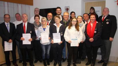 Bild: wro
Bei der Jahreshauptversammlung wurden zahlreiche BRK-Mitglieder geehrt. Das BRK und Bürgermeister bzw. stellvertretender Kreisvorsitzender Toni Dutz (8. von rechts) gratulierten zu den Auszeichnungen.