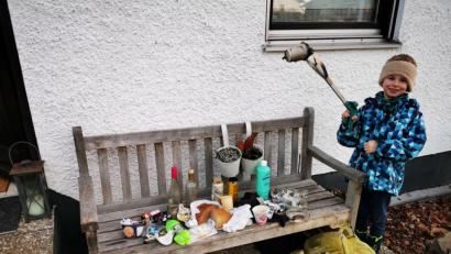 Bild: gz
Der siebenjährige Veit begab sich in der Natur mit seiner Kneifzange auf Abfallsuche.