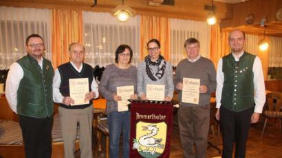 Bild: mof
Die Ammerthaler Blaskapelle ehrt einige Mitglieder (von links): Vorsitzender Daniel Haller, Konrad Pirner (30 Jahre), Rita Michl und Julia Niebler (20 Jahre), Gerhard Bleisteiner (30 Jahre) und Zweiter Vorsitzender Christopher Braunisch.