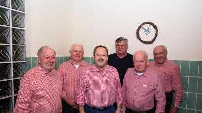 Bild: egl
Der neue Vorstand der Huzaboum Penkhof (von links): Hans Rieger, Herrmann Holzner, Franz Hierl, Hans Gassner, Vorsitzender Josef Meiler und Johann Meiler.