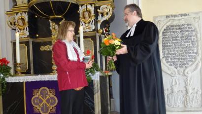 Bild: apr
Pfarrer Kai Steiner überreichte der scheidenden Pfarrsekretärin Anita Roth zum Abschied einen Strauß Blumen.