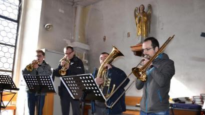Bild: gi
Die Musikschule gedachte bei einem Gottesdienst musikalisch ihres verstorbenen Musiklehrers Andreas Ach. Die Bläser mit Tobias Schulz, Musikschulleiter Wolfgang Ziegler, Musiklehrer Markus Schulz und Michael Ziegler (von links) machten den Auftakt.