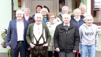 Bild: lep
Otto Hecht (Zweiter von links) freut sich, dass er noch mit neun Geschwistern - eine Schwester hatte eine zu lange Anreise - und Familie seinen runden Geburtstag feiern kann. Zu den Gratulanten gehört auch Bürgermeister Jürgen Kürzinger (links).
