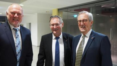 Bild: Verena Sägenschnitter (Gemeinde Ursensollen)/exb
Die drei Ursensollener Bürgermeister Franz Mädler (rechts), Norbert Schmid (links) und Josef Schmaußer (hier beim Neujahrsempfang der Gemeinde Ursensollen) haben bereits im Vorfeld angekündigt, dass sie nicht mehr für die Wahlperiode 2020 bis 2026 antreten werden.