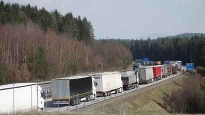 Bild: fjo
Seit Tagen wächst das Stauende auf der A 6 vor Waidhaus immer länger ins Landesinnere und erreicht am Donnerstagmittag erstmals die Vohenstraußer Stadtgrenze.