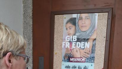 Bild: ms
Ein Anschlag an der Kirchentür macht die Gläubigen mit den Regelungen während der Coronakrise vertraut. ´Zurzeit ist auch nicht die Beichte möglich.