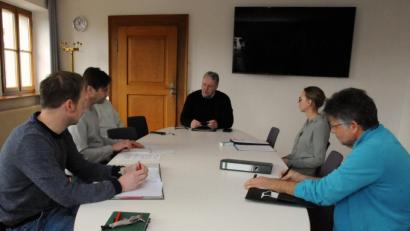 Bild: Christine Hollederer
Landrat Richard Reisinger (Mitte) ruft regelmäßig die Führungsgruppe Katastrophenschutz zusammen. Dazu gehören unter anderem Rainer Schmid, Dr. Norbert Vogl, Laura Hofmann und Erich Findl (von links). Das Gesundheitsamt und die Krankenhäuser werden telefonisch eingebunden.