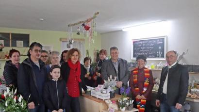 Bild: jma
Bürgermeister Albert Nickl, Gabriele Scherl und Pater Adrian (von rechts) freuen sich über den neuen Blumenladen von Martina Schraml (Mitte), der in einem ehemaligen Kuhstall untergebracht ist. Im November 2019 begann der Umbau, noch vor den verschärften Regeln wegen der Corona-Krise ist Einweihung.