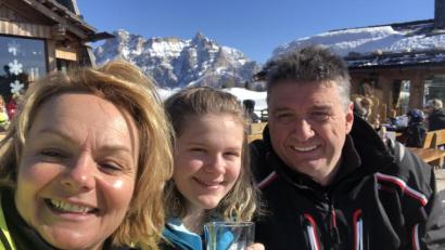 Bild: Kraheberger, exb
Ein Bild vom Skiurlaub aus Südtirol aus glücklichen Tagen - "und wir sind immer noch glücklich", sagt Thomas Kraheberger (rechts). Bei seiner Frau Ulrike (links) wurde am Donnerstag das Coronavirus festgestellt. Derzeit befindet sich die Frau isoliert im Klinikum. "Ihr geht's gut", sagt ihr Mann, der mit Tochter Alina (Mitte) die Tage in häuslicher Quarantäne verbringt. Auch bei den beiden wurde mittlerweile das Coronavirus bestätigt. Das wurde bei einer Pressekonferenz am Freitagnachmittag im Klinikum St. Marien bekannt gegeben.