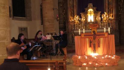 Bild: jzk
Robert Baier, Birgit Stiegler und Judith Schliermann (vorne von links) begleiteten die Taizègesänge auf ihren Instrumenten.
