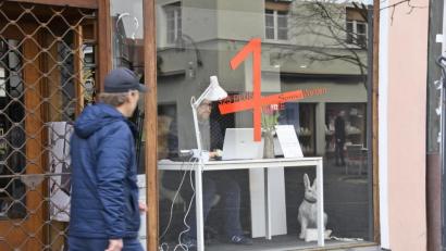 Bild: Petra Hartl
Homeoffice der öffentlichen Art betreibt Tobias Sonna im Schaufenster seines Geschäftes in der Innenstadt. Beim Blick über den Oberen Markt ist er erstaunt, dass unter den immer weniger werdenden Fußgängern auffallend viele Senioren unterwegs sind.