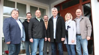 Bild: pi
Andreas Götz (Dritter von links) kann für die Stichwahl auf den unterlegenen Martin Scheibl (Dritter von rechts) zählen.