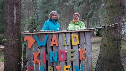 Rückwirkend zum 1. März erhielt der Waldkindergarten in Brand seine offizielle Betriebserlaubnis. Erzieherin Sabine Reindl (links) ist die Leiterin der Einrichtung und wird von Erzieherin Manuela Schneider unterstützt., unterstützt.
