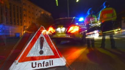 Symbolbild: Patrick Seeger
Im Landkreis Bayreuth ist eine Motorradfahrerin mit einem Auto zusammengestoßen.