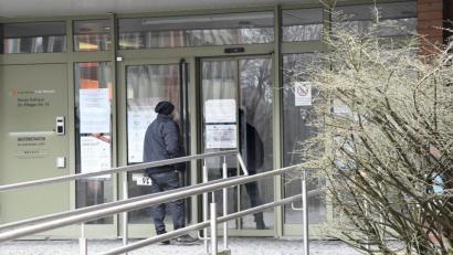 Bild: Petra Hartl
Bürger müssen draußen bleiben: Das Neue Rathaus hat bis auf weiteres wegen der Corona-Krise den Publikumsverkehr eingestellt. Wer nicht-medizinische Fragen in Sachen Corona hat, kann sich aber an das eigens eingerichtete Bürgertelefon wenden. Zig Weidener tun das täglich.