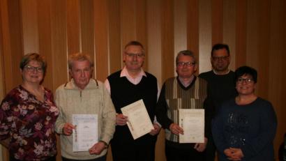 Bild: fpoz
Treu Mitglieder wurden anlässlich der Jahreshauptversammlung ausgezeichnet. Im Bild von links dritte Bürgermeisterin Gisela Kastner, Otto Kratsch, Werner Spörer, Helmut Köstler, Kreisfachberater für Gartenkultur und Landespflege Harald Schlöger und Vereinsvorsitzende Doris Deubzer.