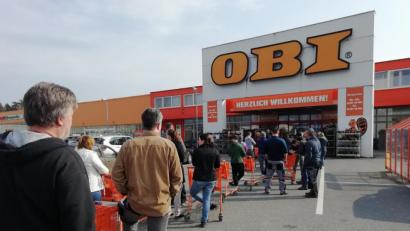 Bild: Anne Wiesnet
Vor dem Baumarkt in Pressath bildet sich eine lange Schlange.