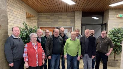 Bild: prh
Hermann Schmid (Dritter von links) steht seit zehn Jahren an der Spitze der Holzrechtler. Er und seine Vorstandskollegen werden in der Generalversammlung, die noch vor Ausrufen des Katastrophenfalls über die Bühne geht, auch für die nächsten beiden Jahre in ihren Ämtern bestätigt.