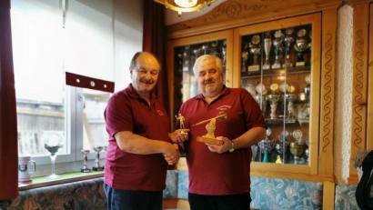 Bild: gz
Der Vorsitzende Josef Kleber gratulierte seinen besten Spickerfreund Martin Forster mit zwei Trophäen zu seinen beeindruckenden Leistungen.