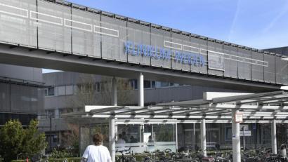 Bild: Petra Hartl
Die Mitarbeiter des Klinikenverbundes haben immer mehr zu tun. Doch die Lage sei noch immer stabil, gibt die Kliniken Nordoberpfalz AG am Freitag bekannt. Um aber im besonders betroffenen Landkreis Tirschenreuth weitere Kapazitäten zu schaffen, werden die Geburtshilfe und die Gynäkologie von Tirschenreuth nach Weiden verlegt.